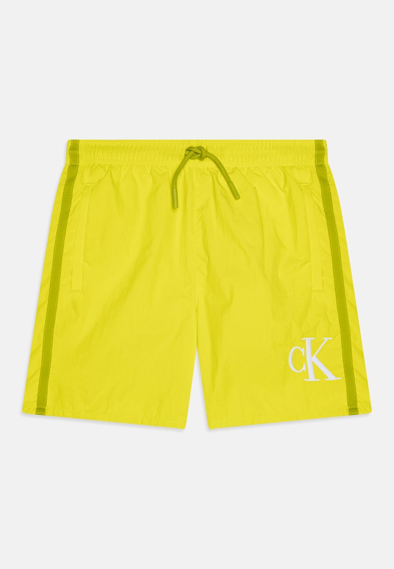 Shorts de bain jaune vif avec une ceinture élastique et un cordon de serrage. Finitions avec des rayures latérales vertes et un logo brodé blanc.
