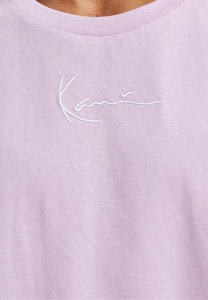 Hellblaues T-Shirt mit Rundhalsausschnitt, weicher Stoffoberfläche und weißer umstickter Schreibschrift "Kani" auf der Brust.