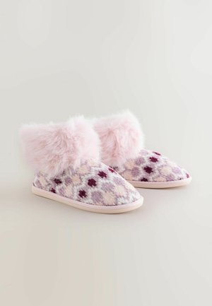 Viltoti kažokādas čības ar rozā, mīkstu aproci. Izgatavotas no rakstaina auduma lillā, krēmkrāsas un vīnogu toņos. Apaļas formas purngala dizains ar mīkstu zolīti.