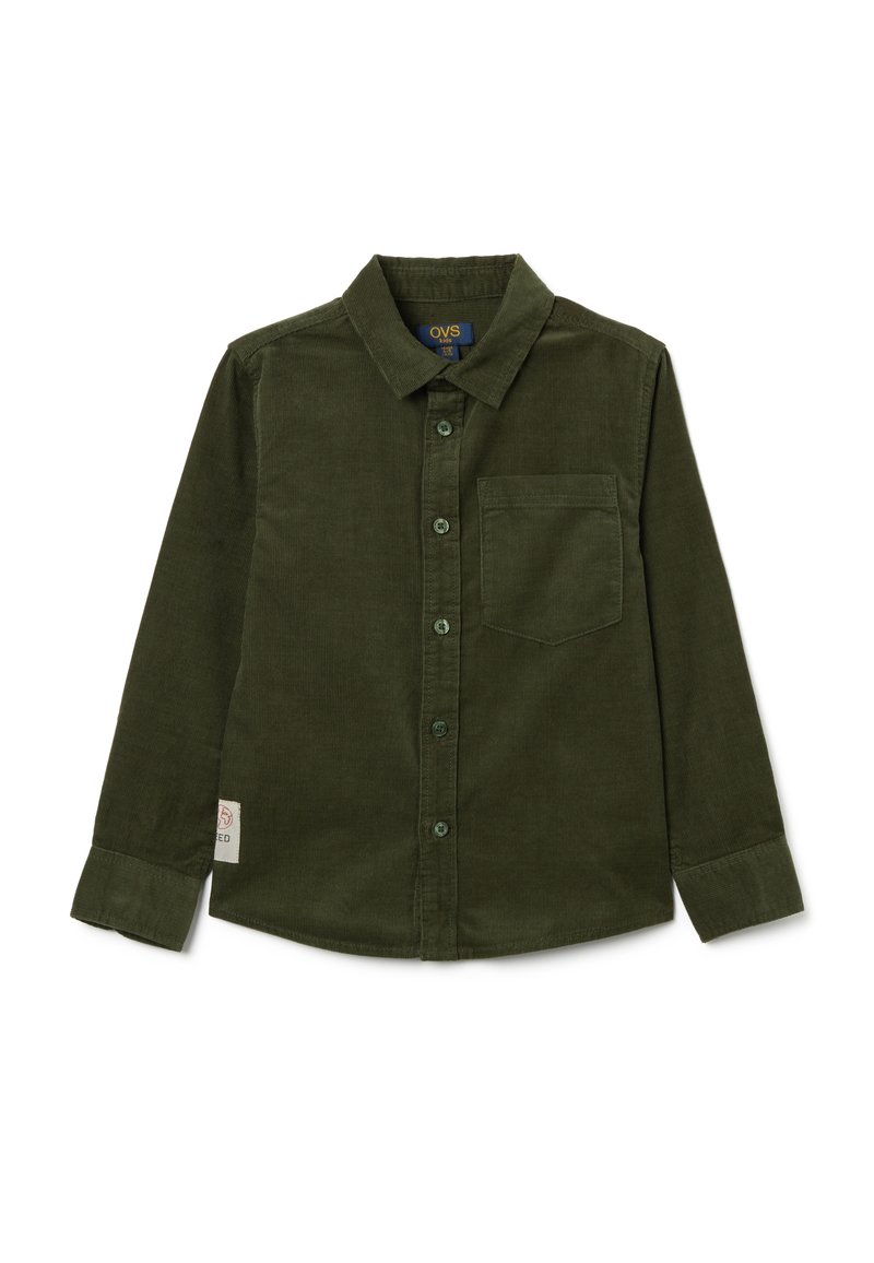 Camisa de pana de color verde oscuro con cuello de botón, mangas largas, bolsillo en el pecho y botones verdes. Presenta una pequeña etiqueta con el logotipo en un lado.
