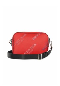 Sac bandoulière rouge en tissu résistant, avec un imprimé logo bleu. Il est doté d'une sangle noire réglable et de détails en métal argenté.