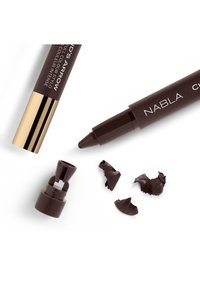 Mørkebrun blyant eyeliner med en gylden kappe, med en spisset tupp og fliser på en hvit bakgrunn. Jevn tekstur, presist design.