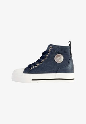 Zapatillas altas de denimb oscuro con puntera y suela de goma blanca, que presentan ojales plateados y un acento de logo circular.