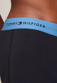 Tommy Hilfiger SIGNATURE TRUNK 3 PACK - Boxer alsónadrág - iris blue/sweetpea/daylight orange