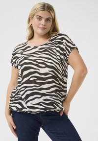 Maglietta a maniche corte con motivo a strisce zebrate in bianco e nero, realizzata in tessuto leggero con una vestibilità comoda e scollatura rotonda.