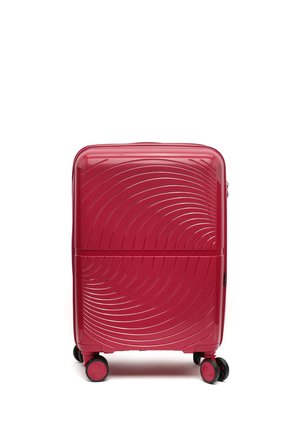 Rode harde koffer met een gestructureerd golfpatroon, vier zwarte en rode zwenkwielen en een uittrekbare handgreep bovenop.