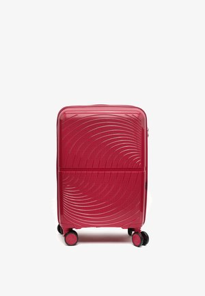 Roter Hartschalenkoffer mit strukturiertem Wellenmuster, vier schwarzen und roten Spinner-Rollen und einem ausziehbaren Griff oben.