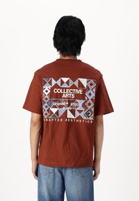 Jack & Jones JORNOHO TEE - Trükipildiga T-särk - brown