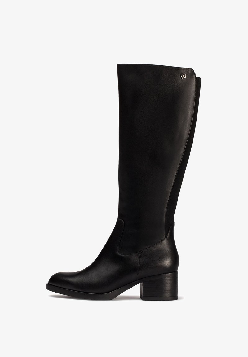 Bota negra de cuero hasta la rodilla con punta redonda, tacón cuadrado y panel elástico para facilitar su uso. Sutil acento de logo cerca de la parte superior.