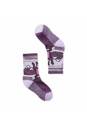 Lila und lavendelfarbene Socken mit einem Bärenmotiv und Bergmuster, verstärkter Zehen- und Fersenbereich, aus einem weichen, strukturierten Material gefertigt.