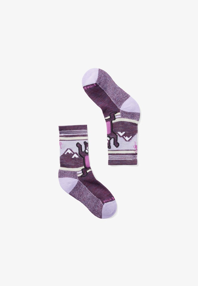 Calcetines morados y lavanda con un gráfico de un oso y un patrón de montañas, con puntera y talón reforzados, fabricados con un material suave y texturizado.