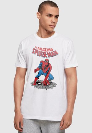 Hvid bomulds T-shirt med et stort, farverigt Spider-Man grafik på fronten, med røde og blå accenter og et sort spindelvævsdesign nedenunder.