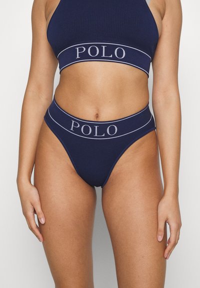 Tumši zili riboti apakšveļas komplekts ar elastīgu jostu, uz kuras ir balts "POLO" logo. Vienkāršs dizains ar gludu tekstūru.