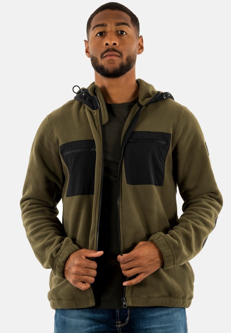 Olivgrüne Fleecejacke mit schwarzen Reißverschluss-Brusttaschen, verstellbarer Kapuze und glatter Textur. Verfügt über einen durchgehenden Reißverschluss und elastische Bündchen.