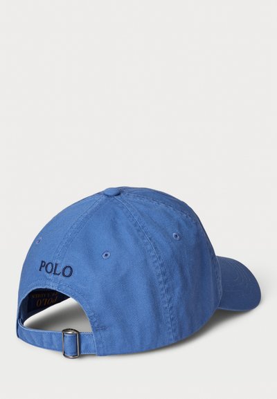 Boné de basebol azul em algodão com strap ajustável, logotipo "POLO" bordado, visera curva e tecido texturizado. Apresenta ilhoses de ventilação.
