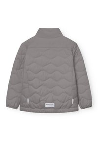 Γκρι παιδικό μπουφάν με καπιτονέ ύφασμα και ραφές σε κυματιστό σχέδιο, ελαστικά μανίκια, όρθιο γιακά και ετικέτα "Mini A Ture" στο κάτω μέρος της πλάτης.