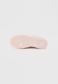 Heleroosa tossu talla, millel on ringikujulised mustrid ja sooned haardumise jaoks, valmistatud kummist, siledapinnaline ja reljeefse logoga.