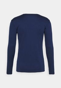 Chemise à manches longues bleu marine vue de dos, avec un col rond et un ourlet droit.