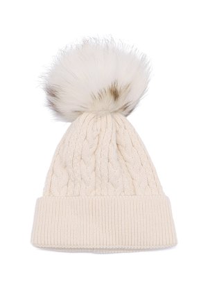 Berretto lavorato a maglia color crema con un ampio risvolto a coste e un grande pompon in pelliccia sintetica sulla sommità, caratterizzato da un motivo a treccia testurizzato.
