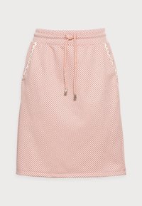 Falda tejida rosa con una cinturilla elástica y cordón ajustable, que cuenta con dos bolsillos laterales y patrones de diamante texturizados.