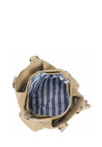 Beige leren tas met een ruime binnenkant, voorzien van een blauw-wit gestreepte voering. Aangevuld met zilveren hardware en verstelbare schouderbanden.