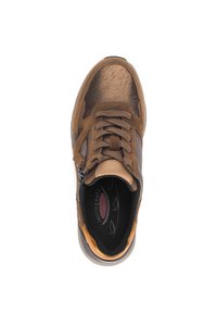 Bruine sneaker met een mix van gladde en gestructureerde materialen, vetersluiting en een zijrits. Zachte stofvoering en gevoerde inlegzool.
