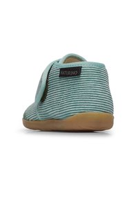 Máta zelené kordové papuče s texturovaným povrchem, suchým zipem a měkkou hnědou gumovou podrážkou. Na zadní straně je umístěna značka.