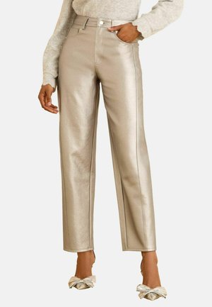 Metallic silberne hochtaillierte Hose mit Seitentaschen und geradem Bein, mit tonalem Nähen und einem Knopfverschluss an der Taille.