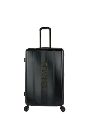 Maleta rígida negra con superficie texturizada, dos ruedas negras, un mango retráctil y un prominente logo dorado "DKNY" en la parte frontal.