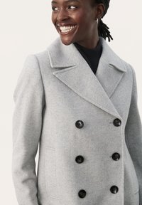 Grå uld-blandings peacoat har et dobbeltbrystet design, brede revers og store sorte knapper, med sidelommer og en blød tekstur.