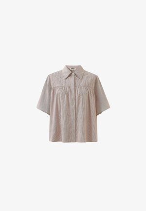 Blouse beige à manches courtes avec plis sur le devant, col à bouton unique et patte de boutonnage dissimulée, en tissu léger.