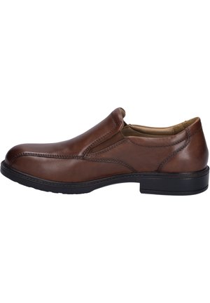 Brauner Leder-Schlüpfschuh mit runder Zehenform, elastischen Seitenteilen und einer strukturierten schwarzen Gummisohle. Gepunktete Details entlang der Ränder.