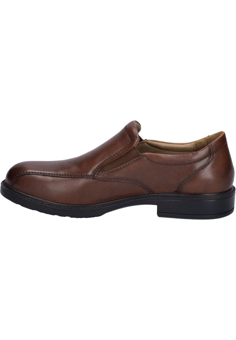 Brauner Leder-Schlüpfschuh mit runder Zehenform, elastischen Seitenteilen und einer strukturierten schwarzen Gummisohle. Gepunktete Details entlang der Ränder.