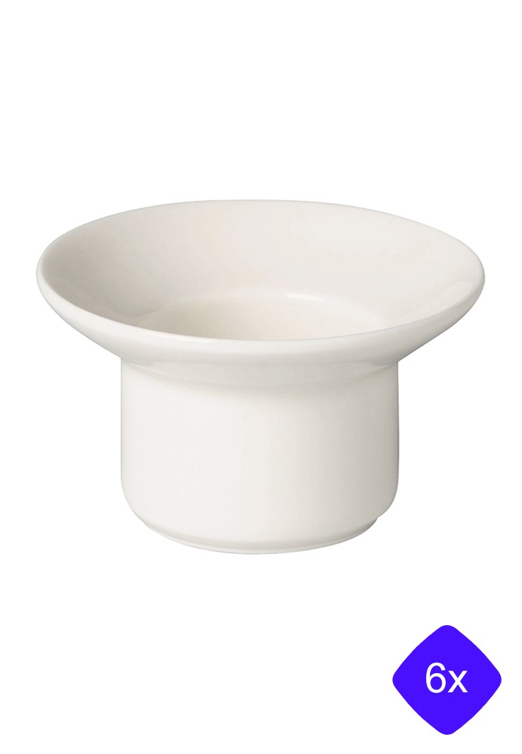 Biała porcelanowa miska z szerokim, płytkim brzegiem i solidną cylindryczną podstawą. Gładka tekstura, wymiarowana na sześć jednostek.