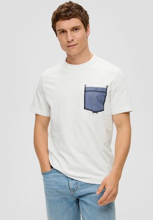 MIT AUFGESETZTER BRUSTTASCHE - T-Shirt print - weiß