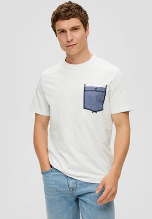 s.Oliver MIT AUFGESETZTER BRUSTTASCHE - T-shirt med print - weiß