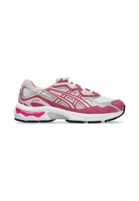 Chaussure de course ASICS blanche et rose avec tige en mesh, empiècements en daim, semelle rembourrée et fermeture à lacets, vue de profil.