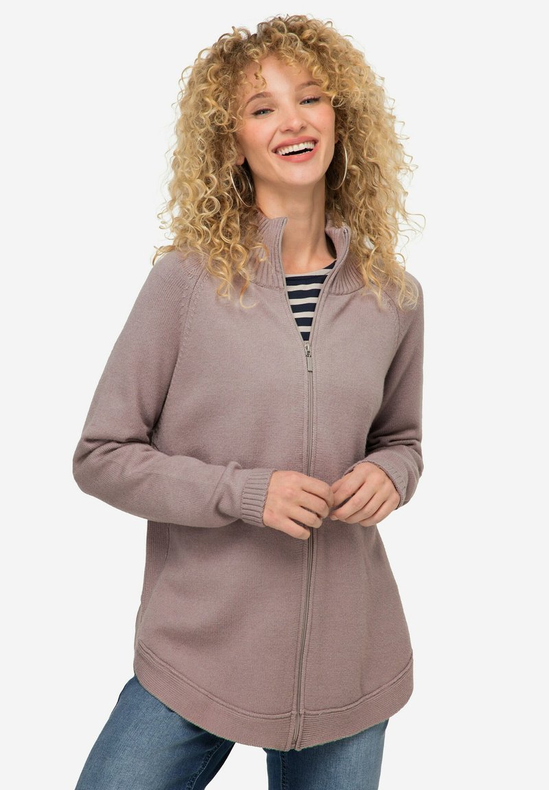 Maglione zip-up viola chiaro con colletto a coste, maniche lunghe e orlo curvo. Abbinato a una maglietta a righe blu e bianche sottostante.