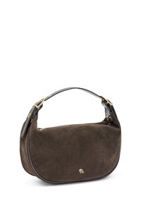 Borsa a spalla in suede marrone con forma curvata, tracolla in pelle, dettagli in hardware dorato, con un piccolo logo sul davanti.