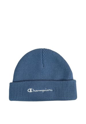 Cappello beanie blu lavorato a maglia con bordo ripiegato e logo Champion bianco ricamato al centro davanti.