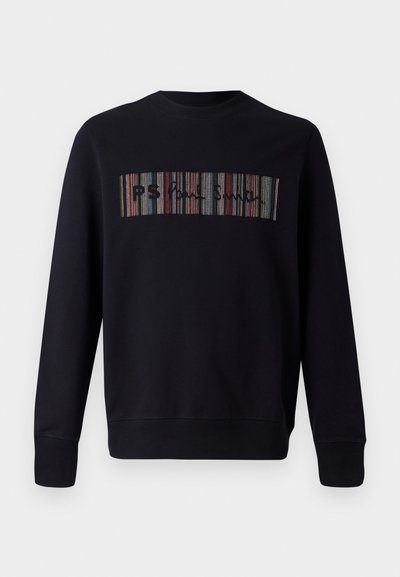 Sweatshirt noir à col rond, avec une broderie rayée multicolore sur le devant affichant le texte "PS." Manches resserrées et ourlet.