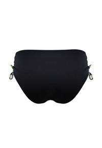 Czarny dół bikini z gładkiego materiału, prosta forma i ozdobne detale boczne.