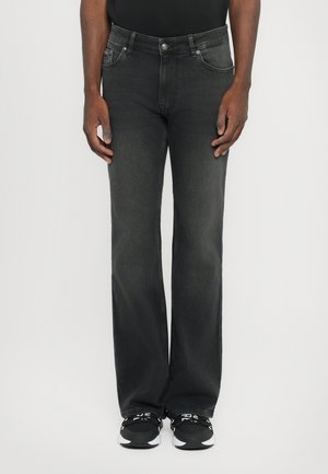 Jean en denim gris foncé avec une coupe droite, présentant des poches avant, des coutures visibles et une taille classique.