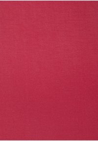 Roter Baumwollstoff mit einer glatten, strukturierten Oberfläche, eng gewebt und gleichmäßig in der Farbe ohne erkennbare Muster oder Akzente.