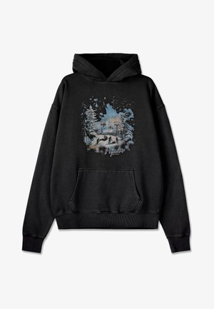 Felpa nera con cappuccio caratterizzata da una grafica frontale di un paesaggio invernale con sciatori, alberi e una seggiovia, dal tessuto morbido e con una tasca frontale.