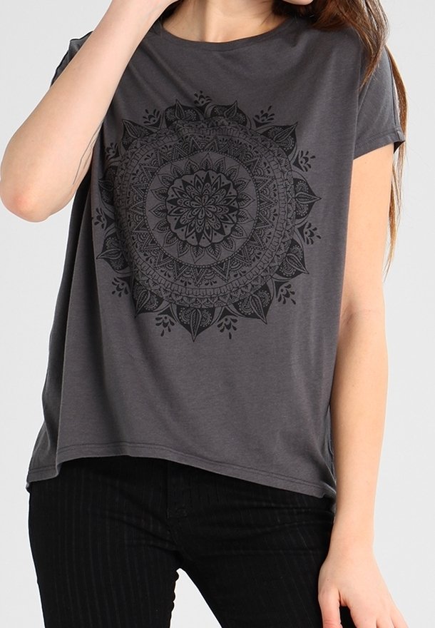 Šedé tričko s krátkými rukávy, které na středu zdobí černý mandala design. Měkká látka s volným střihem a kulatým výstřihem.