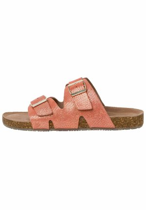 Sandalias texturizadas rosas con dos hebillas ajustables, suela de corcho, diseño de punta abierta y detalles laterales cortados para transpirabilidad y comodidad.