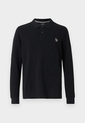 Camisa polo de manga larga negra con cuello clásico, tapeta de tres botones y pequeño logo bordado colorido en el pecho. Textura suave.