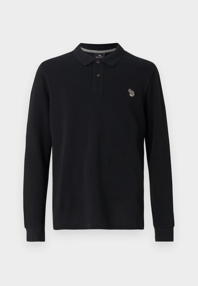 Čierna polo košeľa s dlhým rukávom, klasickým golierom, trojramennou zapínaním na gombíky a malou farebnou vyšívanou logom na hrudi. Hladká textúra.