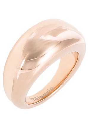 Szeroka, polerowana obrączka z różowego złota, z gładką, zaokrągloną powierzchnią i wygrawerowaną nazwą marki wewnątrz obrączki.